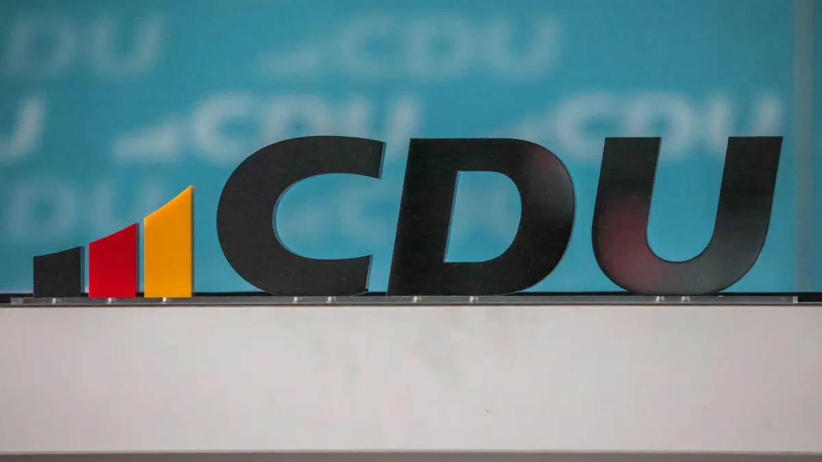 CDU-Logo: ARCHIV - 25.05.2024, Bremen: Ein Logo der CDU steht vor Beginn des Landesparteitages der Bremer CDU auf dem Podium im Veranstaltungsraum. (zu dpa: «CDU vor der Kamera: Eine Doku und ihre Folgen») Foto: Focke Strangmann/dpa +++ dpa-Bildfunk +++
