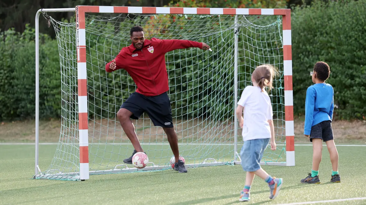 VfB Stuttgart Nachsorgeklink Tannheim: BAU // Deutschland, 29.09.2026, Tannheim, VfB Stuttgart zu Besuch in der Nachsorgeklink Tannheim, Dan-Axel Zagadou im Tor