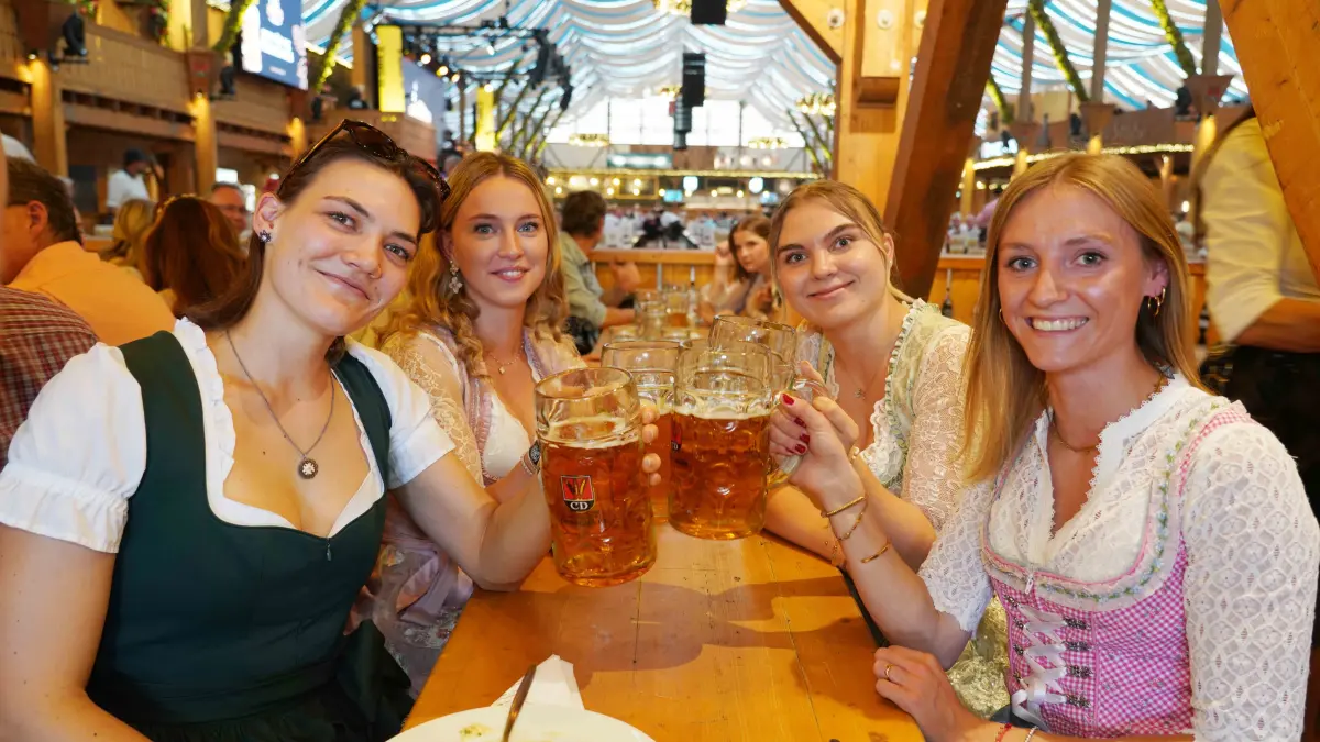 Stuttgarter Volksfest Maedelsabend und Herrenhort im Fest Dinkelacker Wellers Klaus und Klaus . Foto Andreas Rosar Fotoagentur-Stuttgart 28.09.2026