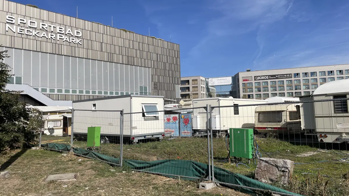 Wegen des LWH müssen Schausteller ausweichen - manche nächtigen nun auf einem Stellplatz neben dem Sportbad NeckarPark.