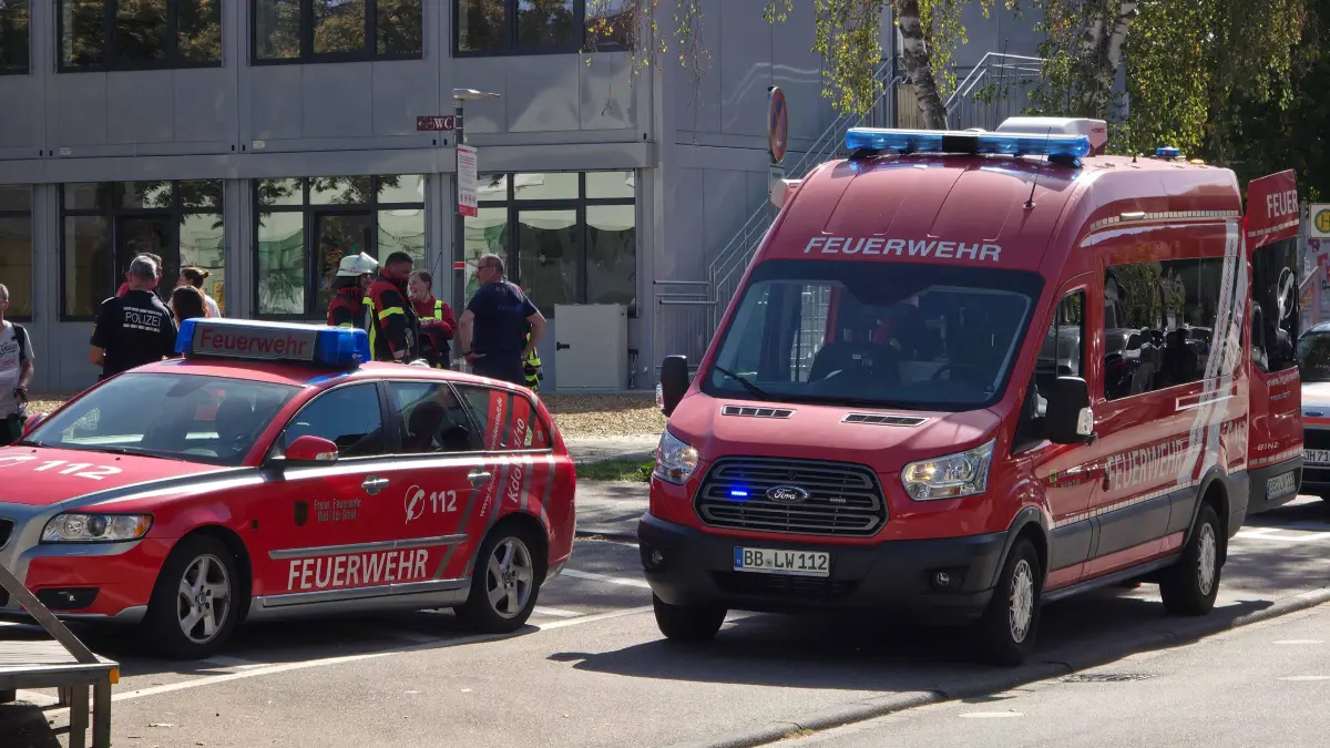 Weil der Stadt: PowerBank faengt Feuer - Schule evakuiert:
<br />
Am Dienstagmittag kam es in der Heinrich-Steinhoevel-Schule in Weil der Stadt zu einem Feuerwehreinsatz. Nach ersten Informationen der Feuerwehr geriet in einem Klassenzimmer eine Powerbank in Brand. In der Folge kam es zu einer starken Rauchentwicklung.<br />
<br />
Die Rektorin der Schule reagierte umgehend und liess das gesamte Schulgebaeude vorsorglich raeumen. Zum Zeitpunkt des Brandes befanden sich rund 500 Personen in der Schule. Durch das schnelle und umsichtige Handeln der Schulleitung konnte das Gebaeude zuegig geraeumt werden.<br />
Die alarmierte Feuerwehr konnte den Brand schnell unter Kontrolle bringen. Anschliessend wurde das gesamte Gebaeude umfangreich belueftet, um den entstandenen Brandrauch aus den Raeumlichkeiten zu entfernen.<br />
Feuerwehr und Rettungsdienst waren mit einem groesseren Kraefteaufgebot vor Ort. Die Feuerwehr lobte insbesondere das umsichtige und zuegige Handeln der Rektorin bei der Raeumung der Schule.<br />
Das vom Brand betroffene Klassenzimmer sowie ein angrenzender Raum bleiben bis auf Weiteres gesperrt. Nach ersten Informationen wurde niemand verletzt.<br />
Die genaue Ursache fuer den Brand der Powerbank ist derzeit noch Gegenstand der weiteren Ermittlungen.