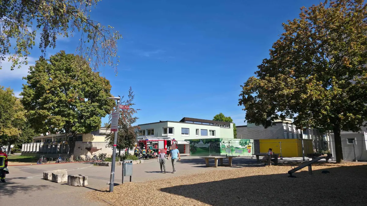 Weil der Stadt: PowerBank faengt Feuer - Schule evakuiert:
<br />
Am Dienstagmittag kam es in der Heinrich-Steinhoevel-Schule in Weil der Stadt zu einem Feuerwehreinsatz. Nach ersten Informationen der Feuerwehr geriet in einem Klassenzimmer eine Powerbank in Brand. In der Folge kam es zu einer starken Rauchentwicklung.<br />
<br />
Die Rektorin der Schule reagierte umgehend und liess das gesamte Schulgebaeude vorsorglich raeumen. Zum Zeitpunkt des Brandes befanden sich rund 500 Personen in der Schule. Durch das schnelle und umsichtige Handeln der Schulleitung konnte das Gebaeude zuegig geraeumt werden.<br />
Die alarmierte Feuerwehr konnte den Brand schnell unter Kontrolle bringen. Anschliessend wurde das gesamte Gebaeude umfangreich belueftet, um den entstandenen Brandrauch aus den Raeumlichkeiten zu entfernen.<br />
Feuerwehr und Rettungsdienst waren mit einem groesseren Kraefteaufgebot vor Ort. Die Feuerwehr lobte insbesondere das umsichtige und zuegige Handeln der Rektorin bei der Raeumung der Schule.<br />
Das vom Brand betroffene Klassenzimmer sowie ein angrenzender Raum bleiben bis auf Weiteres gesperrt. Nach ersten Informationen wurde niemand verletzt.<br />
Die genaue Ursache fuer den Brand der Powerbank ist derzeit noch Gegenstand der weiteren Ermittlungen.