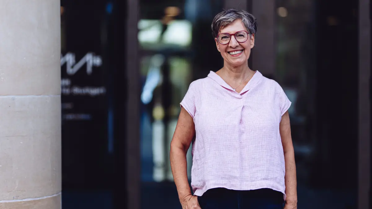 Sabine Horst betreibt Qigong und treibt Sport, um ihren Körper wieder zu spüren. Dabei passt sie sich an ihre veränderte Lebenssituation an und lernt mit ihrer Krankheit zu leben.