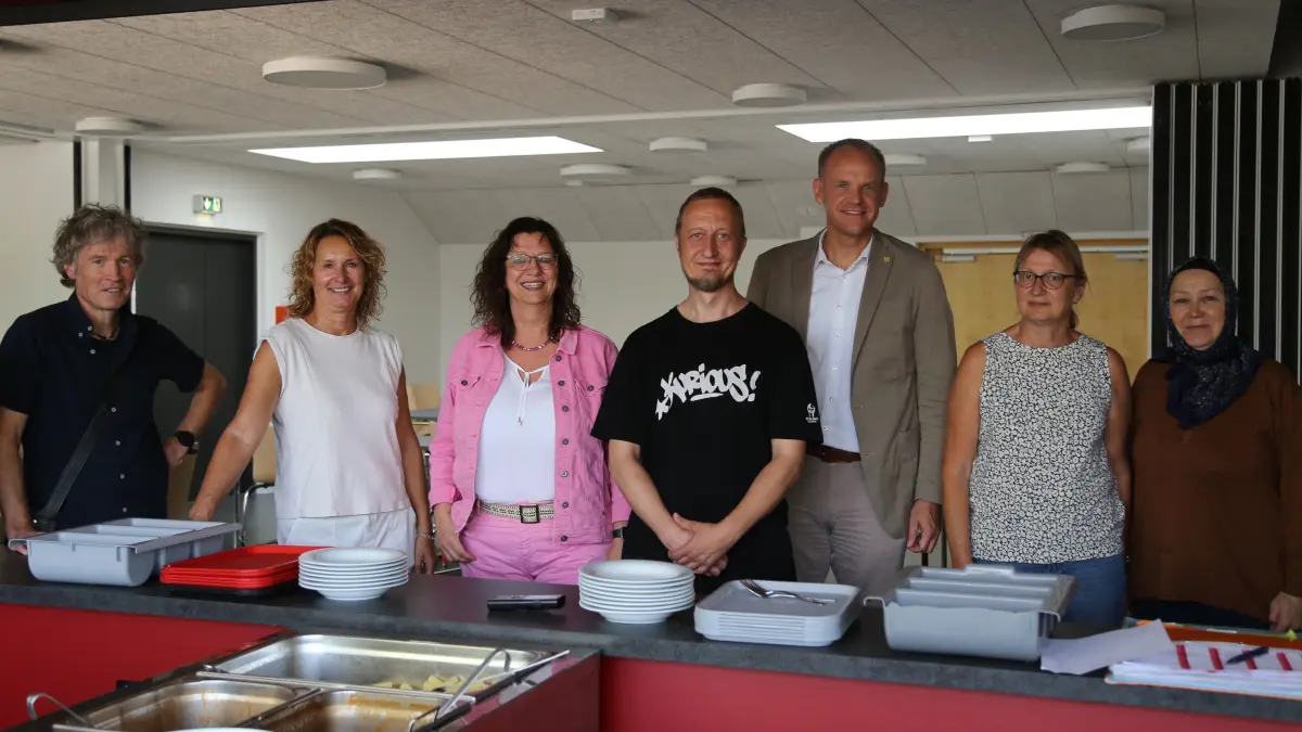 Hemmingen hat die neue Mensa offiziell eröffnet. Dipl.-Ing. Stephan Maisch, Bauamtsleitung Sonja Widmann, Schulrektorin Konstanze Aßmann, Leitung Hort Matthias Euchner, Bürgermeister Thomas Schäfer und unser Mensa-Küchenteam Frau Wagner und Frau Melikoglu.