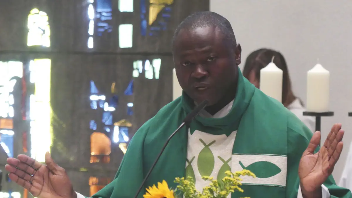 Jean-Rémy Kokaya bei seinem letzten Gottesdienst in der Weiler Kirche St. Johannes Baptist.
