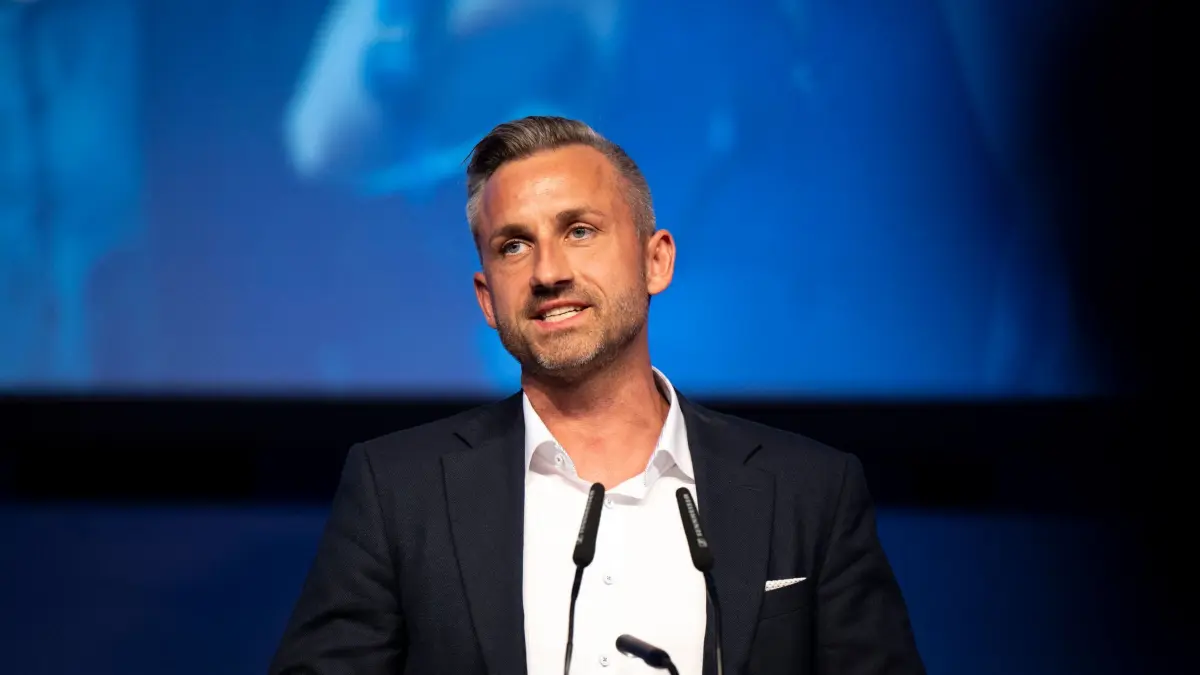 Ulrich Siegmund: ARCHIV - 18.09.2026, Mecklenburg-Vorpommern, Neubrandenburg: Ulrich Siegmund (AfD), Wahlsieger aus Sachsen-Anhalt, spricht bei der Wahlkampf-Abschlussveranstaltung der AfD Mecklenburg-Vorpommern in Neubrandenburg. (zu dpa: «AfD-Wahlsieger Siegmund: Stelle mich im Dezember zur Wahl») Foto: Philip Dulian/dpa +++ dpa-Bildfunk +++