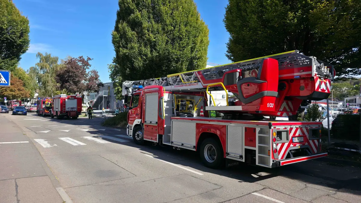 Weil der Stadt: PowerBank faengt Feuer - Schule evakuiert:
<br />
Am Dienstagmittag kam es in der Heinrich-Steinhoevel-Schule in Weil der Stadt zu einem Feuerwehreinsatz. Nach ersten Informationen der Feuerwehr geriet in einem Klassenzimmer eine Powerbank in Brand. In der Folge kam es zu einer starken Rauchentwicklung.<br />
<br />
Die Rektorin der Schule reagierte umgehend und liess das gesamte Schulgebaeude vorsorglich raeumen. Zum Zeitpunkt des Brandes befanden sich rund 500 Personen in der Schule. Durch das schnelle und umsichtige Handeln der Schulleitung konnte das Gebaeude zuegig geraeumt werden.<br />
Die alarmierte Feuerwehr konnte den Brand schnell unter Kontrolle bringen. Anschliessend wurde das gesamte Gebaeude umfangreich belueftet, um den entstandenen Brandrauch aus den Raeumlichkeiten zu entfernen.<br />
Feuerwehr und Rettungsdienst waren mit einem groesseren Kraefteaufgebot vor Ort. Die Feuerwehr lobte insbesondere das umsichtige und zuegige Handeln der Rektorin bei der Raeumung der Schule.<br />
Das vom Brand betroffene Klassenzimmer sowie ein angrenzender Raum bleiben bis auf Weiteres gesperrt. Nach ersten Informationen wurde niemand verletzt.<br />
Die genaue Ursache fuer den Brand der Powerbank ist derzeit noch Gegenstand der weiteren Ermittlungen.