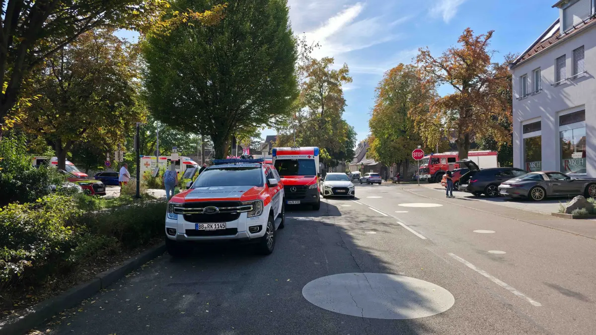 Weil der Stadt: PowerBank faengt Feuer - Schule evakuiert:
<br />
Am Dienstagmittag kam es in der Heinrich-Steinhoevel-Schule in Weil der Stadt zu einem Feuerwehreinsatz. Nach ersten Informationen der Feuerwehr geriet in einem Klassenzimmer eine Powerbank in Brand. In der Folge kam es zu einer starken Rauchentwicklung.<br />
<br />
Die Rektorin der Schule reagierte umgehend und liess das gesamte Schulgebaeude vorsorglich raeumen. Zum Zeitpunkt des Brandes befanden sich rund 500 Personen in der Schule. Durch das schnelle und umsichtige Handeln der Schulleitung konnte das Gebaeude zuegig geraeumt werden.<br />
Die alarmierte Feuerwehr konnte den Brand schnell unter Kontrolle bringen. Anschliessend wurde das gesamte Gebaeude umfangreich belueftet, um den entstandenen Brandrauch aus den Raeumlichkeiten zu entfernen.<br />
Feuerwehr und Rettungsdienst waren mit einem groesseren Kraefteaufgebot vor Ort. Die Feuerwehr lobte insbesondere das umsichtige und zuegige Handeln der Rektorin bei der Raeumung der Schule.<br />
Das vom Brand betroffene Klassenzimmer sowie ein angrenzender Raum bleiben bis auf Weiteres gesperrt. Nach ersten Informationen wurde niemand verletzt.<br />
Die genaue Ursache fuer den Brand der Powerbank ist derzeit noch Gegenstand der weiteren Ermittlungen.