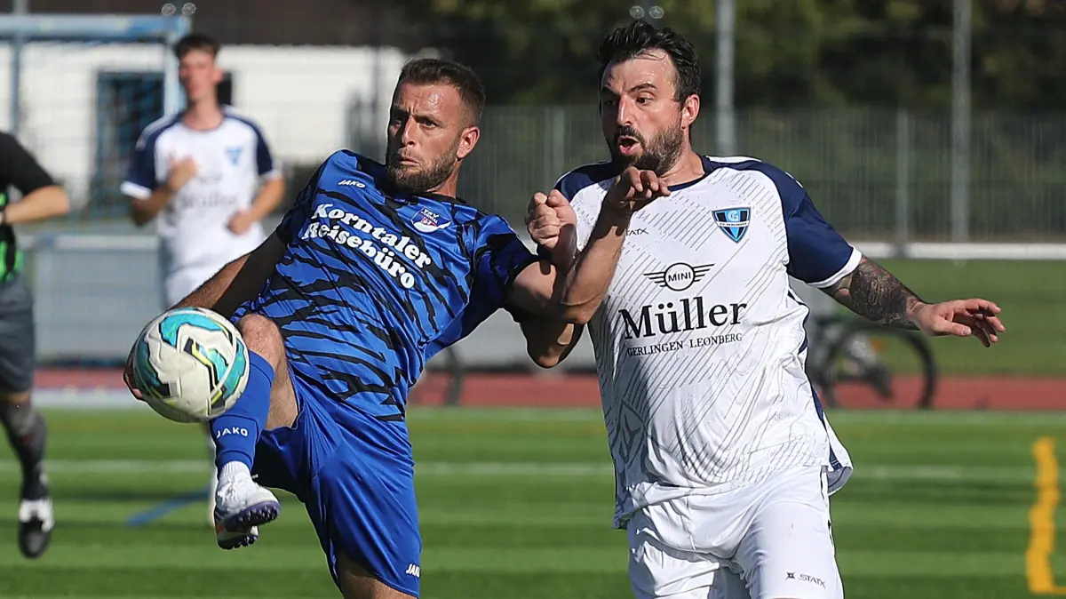 Fußball Kreisliga A2, Drilon Gervalla (li. TSV Korntal) gegen Isidoros Arvanitidis (re., FC Gerlingen)