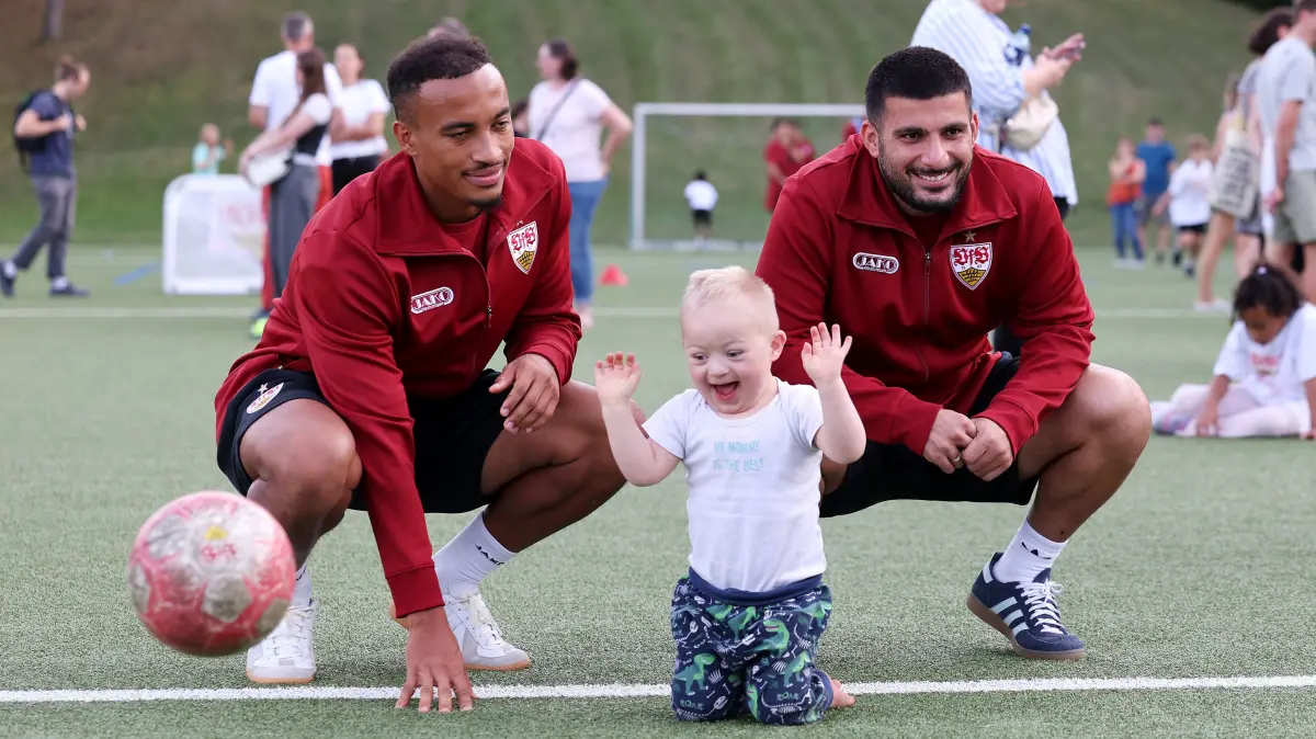 VfB Stuttgart Nachsorgeklink Tannheim: BAU // Deutschland, 29.09.2026, Tannheim, VfB Stuttgart zu Besuch in der Nachsorgeklink Tannheim, v.l. Jamie Leweling und Deniz Undav machen Fotos mit den Kids