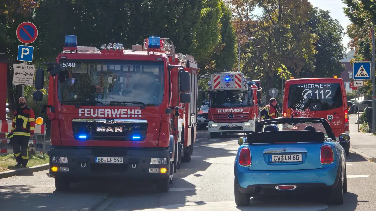 Weil der Stadt: PowerBank faengt Feuer - Schule evakuiert:
<br />
Am Dienstagmittag kam es in der Heinrich-Steinhoevel-Schule in Weil der Stadt zu einem Feuerwehreinsatz. Nach ersten Informationen der Feuerwehr geriet in einem Klassenzimmer eine Powerbank in Brand. In der Folge kam es zu einer starken Rauchentwicklung.<br />
<br />
Die Rektorin der Schule reagierte umgehend und liess das gesamte Schulgebaeude vorsorglich raeumen. Zum Zeitpunkt des Brandes befanden sich rund 500 Personen in der Schule. Durch das schnelle und umsichtige Handeln der Schulleitung konnte das Gebaeude zuegig geraeumt werden.<br />
Die alarmierte Feuerwehr konnte den Brand schnell unter Kontrolle bringen. Anschliessend wurde das gesamte Gebaeude umfangreich belueftet, um den entstandenen Brandrauch aus den Raeumlichkeiten zu entfernen.<br />
Feuerwehr und Rettungsdienst waren mit einem groesseren Kraefteaufgebot vor Ort. Die Feuerwehr lobte insbesondere das umsichtige und zuegige Handeln der Rektorin bei der Raeumung der Schule.<br />
Das vom Brand betroffene Klassenzimmer sowie ein angrenzender Raum bleiben bis auf Weiteres gesperrt. Nach ersten Informationen wurde niemand verletzt.<br />
Die genaue Ursache fuer den Brand der Powerbank ist derzeit noch Gegenstand der weiteren Ermittlungen.