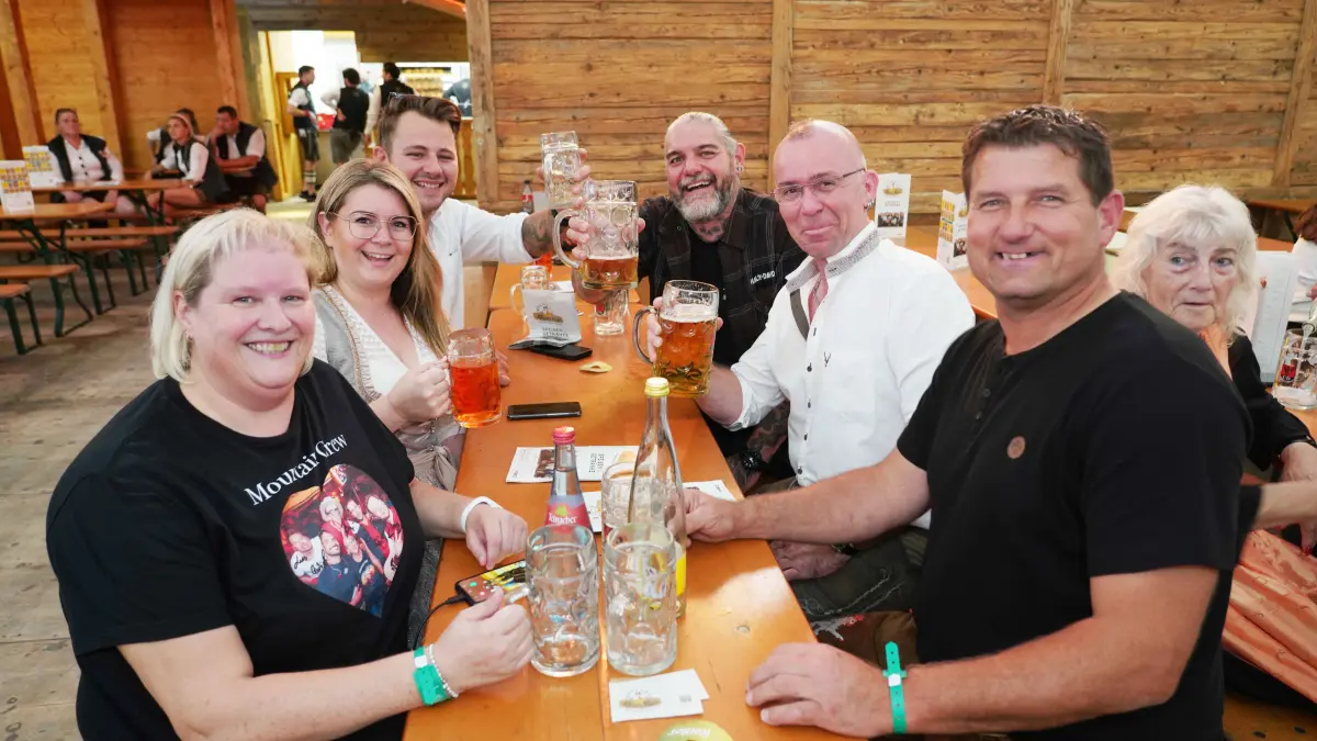 Stuttgarter Volksfest Maedelsabend und Herrenhort im Fest Dinkelacker Wellers Klaus und Klaus . Foto Andreas Rosar Fotoagentur-Stuttgart 28.09.2026