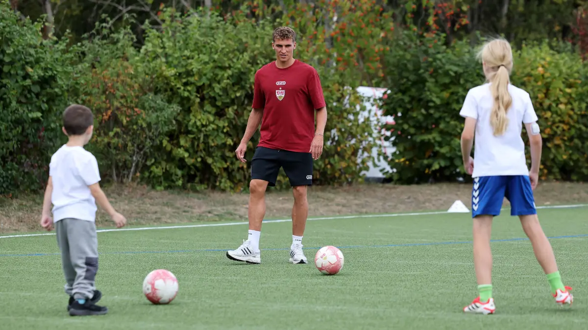 VfB Stuttgart Nachsorgeklink Tannheim: BAU // Deutschland, 29.09.2026, Tannheim, VfB Stuttgart zu Besuch in der Nachsorgeklink Tannheim, Grischa Prömel kickt mit den Kids