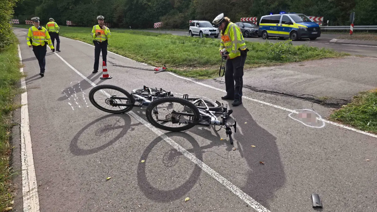 Am Dienstagnachmittag kam es in Boeblingen zu einem Verkehrsunfall mit zwei E-Bike-Fahrern. Nach Angaben der Polizei befuhren die beiden Radfahrer den parallel zur Tuebinger Strasse verlaufenden Radweg in Fahrtrichtung Boeblingen.<br />
Die vorausfahrende Radfahrerin beabsichtigte, den Radweg zu verlassen und nach links auf die Tuebinger Strasse abzubiegen. In diesem Moment setzte der hinter ihr fahrende E-Bike-Fahrer offenbar zum Ueberholen an. Dabei kam es zur Kollision zwischen den beiden Radfahrern.<br />
Bei dem Unfall wurde der Mann schwer verletzt. Die Frau erlitt leichte Verletzungen. Beide Verletzten wurden durch den Rettungsdienst in umliegende Krankenhaeuser gebracht.<br />
Fuer die Dauer der Unfallaufnahme und der Rettungsmassnahmen musste die Tuebinger Strasse zeitweise vollstaendig gesperrt werden. Die Polizei hat die Ermittlungen zum genauen Unfallhergang aufgenommen.