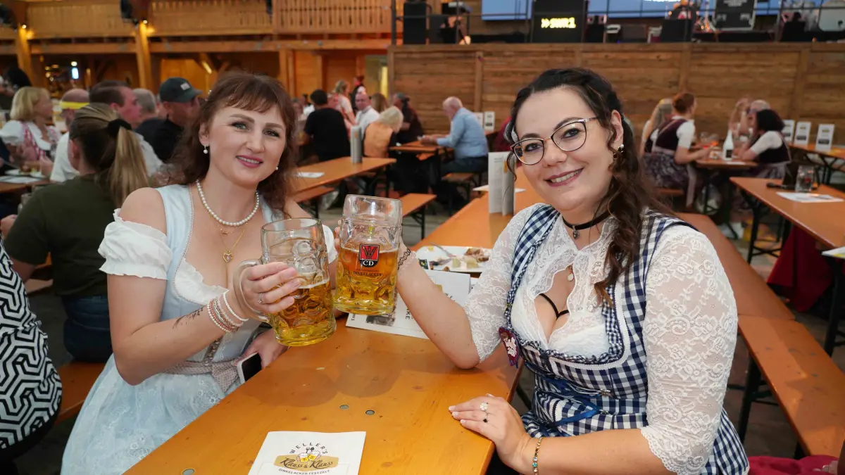 Stuttgarter Volksfest Maedelsabend und Herrenhort im Fest Dinkelacker Wellers Klaus und Klaus . Foto Andreas Rosar Fotoagentur-Stuttgart 28.09.2026