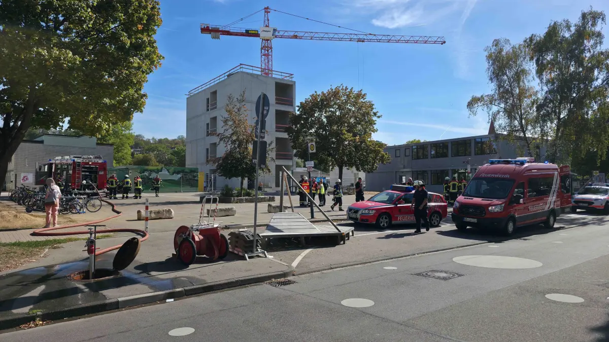 Weil der Stadt: PowerBank faengt Feuer - Schule evakuiert:
<br />
Am Dienstagmittag kam es in der Heinrich-Steinhoevel-Schule in Weil der Stadt zu einem Feuerwehreinsatz. Nach ersten Informationen der Feuerwehr geriet in einem Klassenzimmer eine Powerbank in Brand. In der Folge kam es zu einer starken Rauchentwicklung.<br />
<br />
Die Rektorin der Schule reagierte umgehend und liess das gesamte Schulgebaeude vorsorglich raeumen. Zum Zeitpunkt des Brandes befanden sich rund 500 Personen in der Schule. Durch das schnelle und umsichtige Handeln der Schulleitung konnte das Gebaeude zuegig geraeumt werden.<br />
Die alarmierte Feuerwehr konnte den Brand schnell unter Kontrolle bringen. Anschliessend wurde das gesamte Gebaeude umfangreich belueftet, um den entstandenen Brandrauch aus den Raeumlichkeiten zu entfernen.<br />
Feuerwehr und Rettungsdienst waren mit einem groesseren Kraefteaufgebot vor Ort. Die Feuerwehr lobte insbesondere das umsichtige und zuegige Handeln der Rektorin bei der Raeumung der Schule.<br />
Das vom Brand betroffene Klassenzimmer sowie ein angrenzender Raum bleiben bis auf Weiteres gesperrt. Nach ersten Informationen wurde niemand verletzt.<br />
Die genaue Ursache fuer den Brand der Powerbank ist derzeit noch Gegenstand der weiteren Ermittlungen.