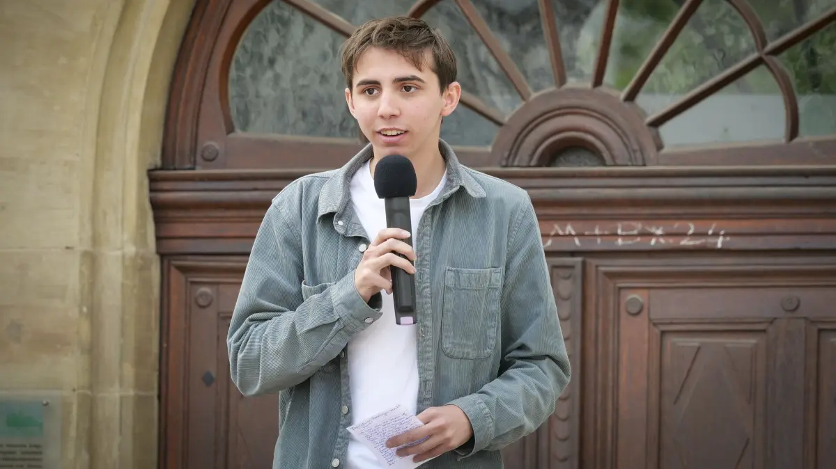 Renningen - Das Bündnis „Renningen bleibt bunt!“ ruft zu einer Kundgebung für Demokratie und Freiheit auf. Die Kundgebung startete um 15 Uhr vor dem Rathaus. Es wurde von Marco Lang und Guilherme Oliveira (hier im Bild) organisiert