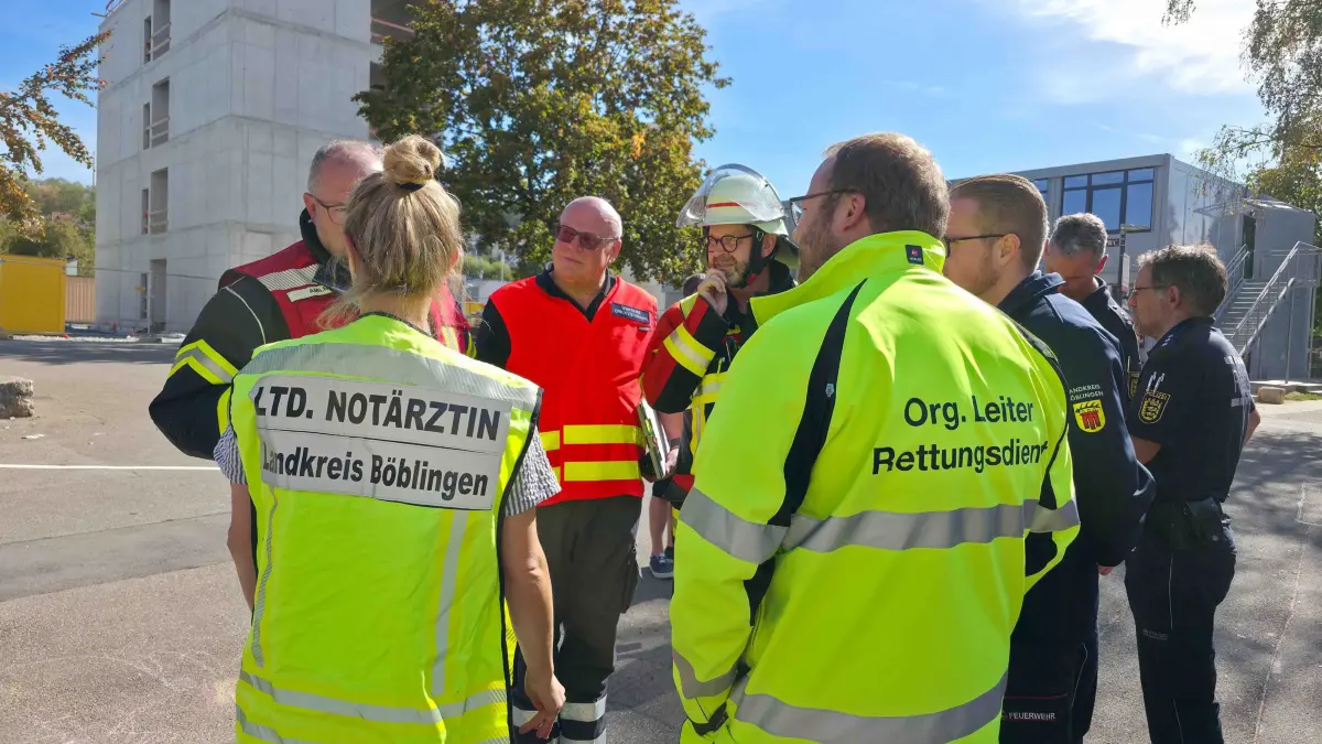 Weil der Stadt: PowerBank faengt Feuer - Schule evakuiert:
<br />
Am Dienstagmittag kam es in der Heinrich-Steinhoevel-Schule in Weil der Stadt zu einem Feuerwehreinsatz. Nach ersten Informationen der Feuerwehr geriet in einem Klassenzimmer eine Powerbank in Brand. In der Folge kam es zu einer starken Rauchentwicklung.<br />
<br />
Die Rektorin der Schule reagierte umgehend und liess das gesamte Schulgebaeude vorsorglich raeumen. Zum Zeitpunkt des Brandes befanden sich rund 500 Personen in der Schule. Durch das schnelle und umsichtige Handeln der Schulleitung konnte das Gebaeude zuegig geraeumt werden.<br />
Die alarmierte Feuerwehr konnte den Brand schnell unter Kontrolle bringen. Anschliessend wurde das gesamte Gebaeude umfangreich belueftet, um den entstandenen Brandrauch aus den Raeumlichkeiten zu entfernen.<br />
Feuerwehr und Rettungsdienst waren mit einem groesseren Kraefteaufgebot vor Ort. Die Feuerwehr lobte insbesondere das umsichtige und zuegige Handeln der Rektorin bei der Raeumung der Schule.<br />
Das vom Brand betroffene Klassenzimmer sowie ein angrenzender Raum bleiben bis auf Weiteres gesperrt. Nach ersten Informationen wurde niemand verletzt.<br />
Die genaue Ursache fuer den Brand der Powerbank ist derzeit noch Gegenstand der weiteren Ermittlungen.