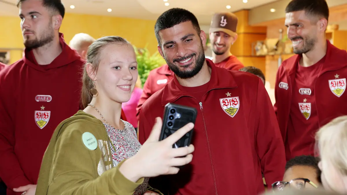 VfB Stuttgart Nachsorgeklink Tannheim: BAU // Deutschland, 29.09.2026, Tannheim, VfB Stuttgart zu Besuch in der Nachsorgeklink Tannheim, Deniz Undav macht Fotos mit den Jugendlichen
