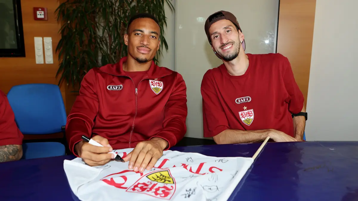 VfB Stuttgart Nachsorgeklink Tannheim: BAU // Deutschland, 29.09.2026, Tannheim, VfB Stuttgart zu Besuch in der Nachsorgeklink Tannheim, v.l. Jamie Leweling, Atakan Karazor