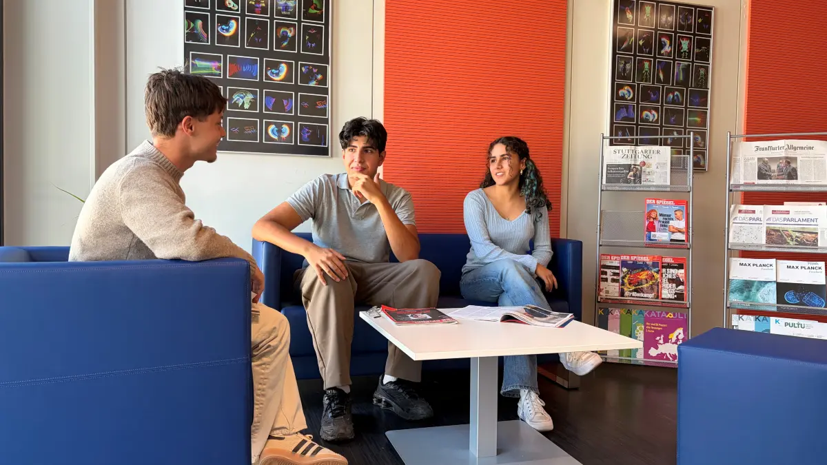 Schüler des Philipp-Matthäus-Hahn-Gymnasiums informieren sich in ihrer neuen Zeitungsecke