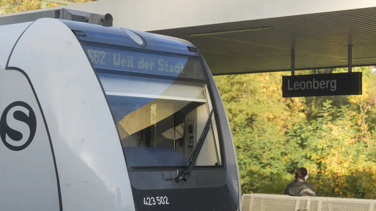 S62: Leonberg - Die S-Bahn Linie S62 die Express-Linie für Pendler nach Stuttgart und zurück hier am Bahnhof Leonberg