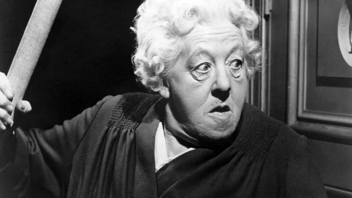 Die legendäre britische Schauspielerin Margaret Rutherford als Miss Marple in dem Film "Mörder Ahoi"