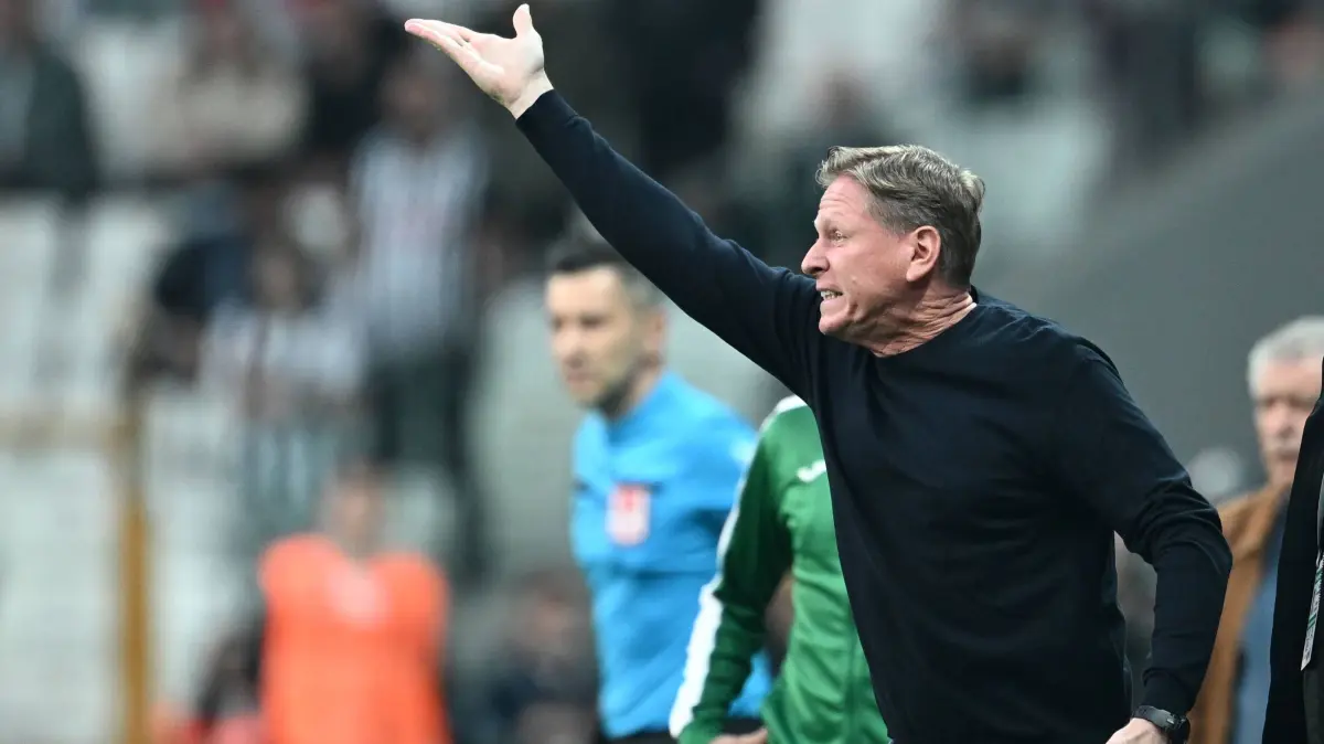 Besiktas v Yilport Samsunspor - Turkish Super Lig ISTANBUL, TURKIYE - APRIL 13: Head coach Markus Gisdol of Yilport Samsunspor gestures during the Turkish Super Lig week 32 football match between Besiktas and Yilport Samsunspor at Tupras Stadium in Istanbul, Turkiye on April 13, 2024. Istanbul Turkey. Editorial use only. Please get in touch for any other usage. PUBLICATIONxNOTxINxTURxUSAxCANxUKxJPNxITAxFRAxAUSxESPxBELxKORxRSAxHKGxNZL Copyright: x2025xAnadoluxEmrahxYorulmazx