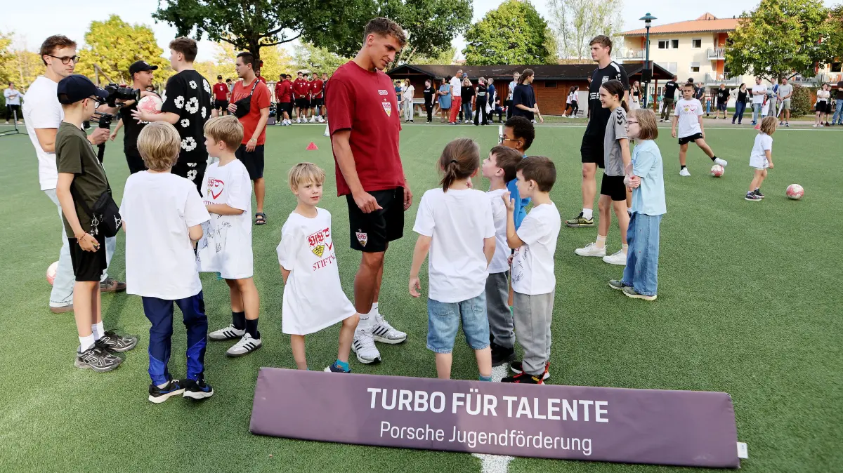 VfB Stuttgart Nachsorgeklink Tannheim: BAU // Deutschland, 29.09.2026, Tannheim, VfB Stuttgart zu Besuch in der Nachsorgeklink Tannheim, Grischa Prömel (Mitte)