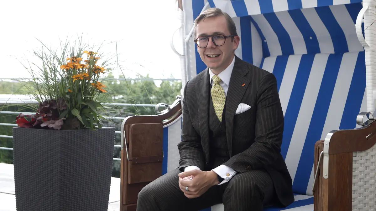 09.09.2026, Philipp Amthor, CDU, Politiker, Portraet im Bundeskanzleramt in Berlin, Staatsminister für Bund-Länder-Beziehungen, in einem Strandkorb aus Mecklenburg-Vorpommern auf dem Balkon seines Büro, Berlin Deutschland, Germany *** September 9, 2026, Philipp Amthor, CDU, politician, portrait at the Federal Chancellery in Berlin, Minister of State for Federal-State Relations, sitting in a beach chair from Mecklenburg-Western Pomerania on the balcony of his office, Berlin, Germany
