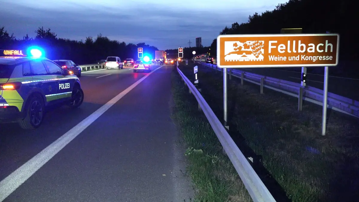 LKW verliert Zwillingsbereifung - LKW hängt schräg auf der Bundesstraße - Teilsperrung der B14