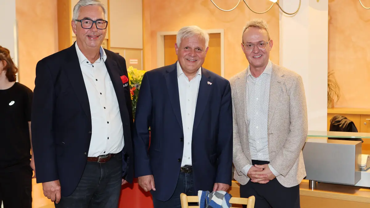 VfB Stuttgart Nachsorgeklink Tannheim: BAU // Deutschland, 29.09.2026, Tannheim, VfB Stuttgart zu Besuch in der Nachsorgeklink Tannheim, v.l. Präsident Dietmar Allgaier (VfB), Geschäftsführer Thomas Müller (Nachsorgeklinik Tannheim), Alexander Wehrle (Vorstandsvorsitzender VfB)