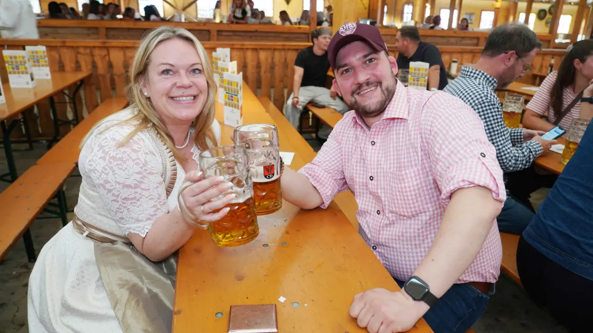 Stuttgarter Volksfest Maedelsabend und Herrenhort im Fest Dinkelacker Wellers Klaus und Klaus . Foto Andreas Rosar Fotoagentur-Stuttgart 28.09.2026