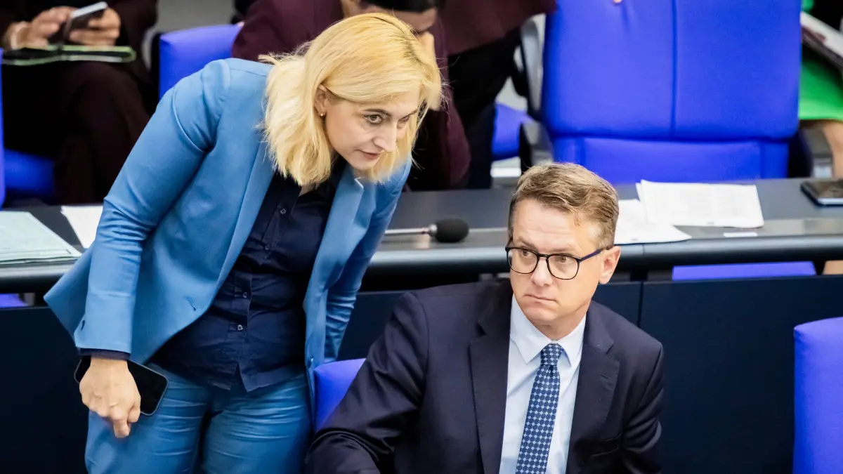 Bundestag - Generalaussprache: Nina Warken (CDU), Kanzleramtsministerin, und Carsten Linnemann (CDU), Gesundheitsminister, nehmen an der Generaldebatte im Rahmen der Haushaltsberatungen im Bundestag teil. (zu dpa: «Kritik an Pflege-Sparplänen weitet sich aus»)