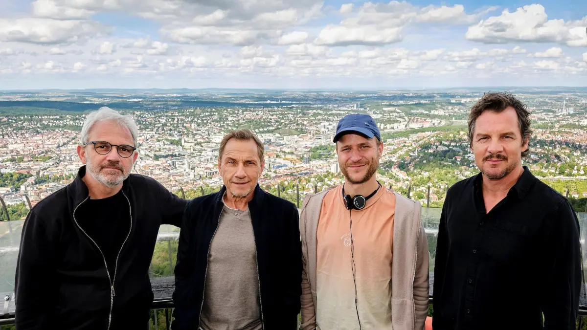 Bei den Dreharbeiten auf dem Stuttgarter Fernsehturm: Kameramann Andreas Schäfauer, Richy Müller, Autor und Regisseur Adrian Goiginger und Felix Klare (von links)