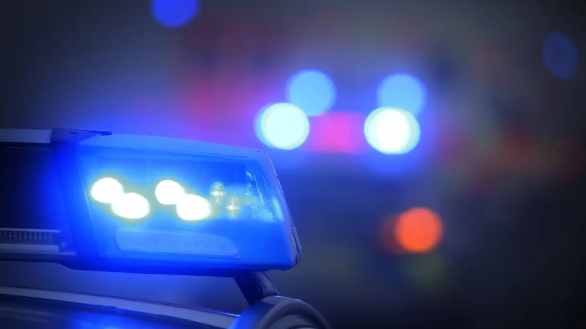 Polizei: Ein Polizeiauto mit eingeschaltetem Blaulicht steht an einer Unfallstelle. (Symbolbild) (zu dpa: «Eine Tote nach Attacke an Schule in der Slowakei»)