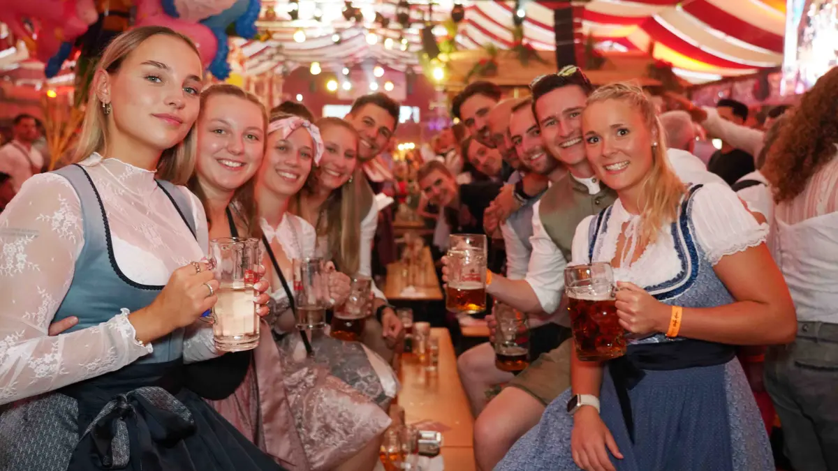 Weitere Impressionen von der Blaulicht-Party im Festzelt von Sonja Merz.