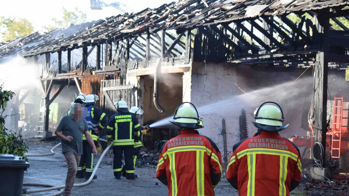 Oberrixingen: Grossbrand auf Landwirtschaftlichen Anwesen :
Am Mittwochmittag wurde die Feuerwehr Oberrixingen zu einem Brand in die Sersheimer Strasse alarmiert. Bereits auf Anfahrt der Feuerwehr konnte eine grosse, dunkle Rauchwolke ueber Oberriexingen festgestellt werden, warum das Einsatz Stichwort durch den Einsatzleiter auf die naechst hoehere Brandstufe erhoeht wurde. Dies hatte zufolge, dass die Feuerwehr Sachsenheim, Sersheim sowie Vaihingen an der Enz ebenfalls zur Einsatzstelle geordert wurden. Auf einem landwirtschaftlichen Anwesen brannte eine circa 30 m lange Scheune in voller Ausdehnung. Auch ueberoertliche Einsatzkraefte aus dem Kreis Ludwigsburg wurden zusaetzlich alarmiert. Gegen 16:30 Uhr konnte der Einsatz bei der Feuerwehr Feuer aus melden. Aktuell werden noch nach Loescharbeiten betrieben. Ein Sachschaden konnte die Polizei noch nicht nennen. Auch eine Brandursache wird noch ermittelt.