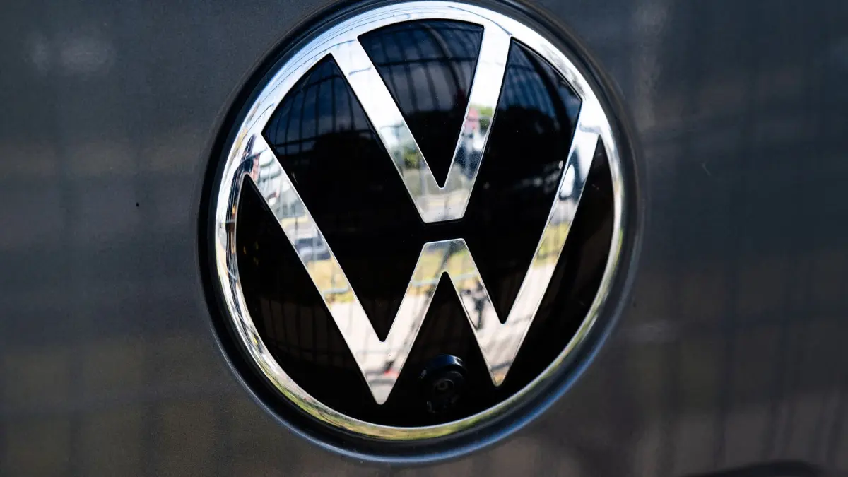 Volkswagen: Ein VW Logo glänzt auf einem Volkswagen Amarok. (zu dpa: «Volkswagen kündigt fast alle Tarifverträge»)