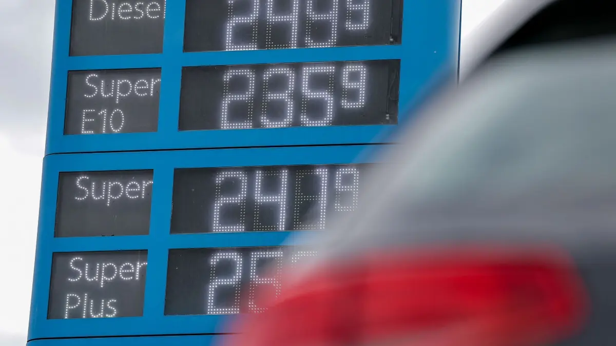 Kraftstoffpreise: Blick auf die Preistafel einer Tankstelle. (zu dpa: «Inflation steigt erstmals seit Ende 2023 über drei Prozent»)