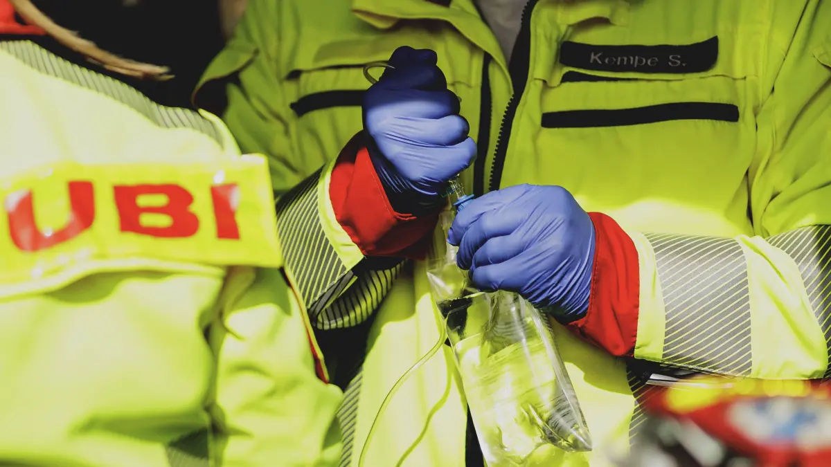 Notaerztliche Versorgung: Simulierte notaerztliche Versorgung durch einen Notfallsanitaeter im Rahmen einer Bundeswehr-Uebung in Stendal, 29.09.2026. Stendal Deutschland *** Simulated pre-hospital care provided by an emergency medical technician as part of a German Armed Forces exercise in Stendal, September 29, 2026, Stendal, Germany Copyright: xFlorianxGaertnerx