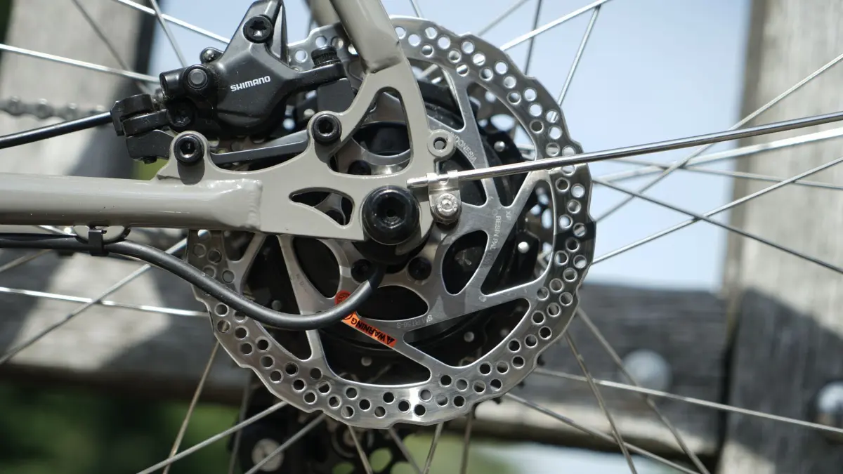In der Nabe des Hinterrads integrierte Motor: ILLUSTRATION - Heckmotor: Die in der Nabe des Hinterrads unauffällig integrierte Maschine steuert der Hersteller Mahle bei. (zu dpa: «Unterwegs auf einem City-Bike der finnischen Marke Pelago») Foto: Stefan Weißenborn/dpa-tmn - Honorarfrei nur für Bezieher des dpa-Themendienstes +++ dpa-Themendienst +++