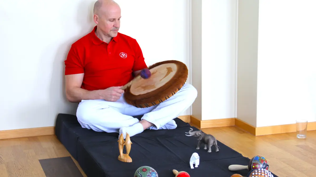 Rassel, Trommel, Spielzeugtiere: Schamane Bernd Herbst bei der Arbeit
