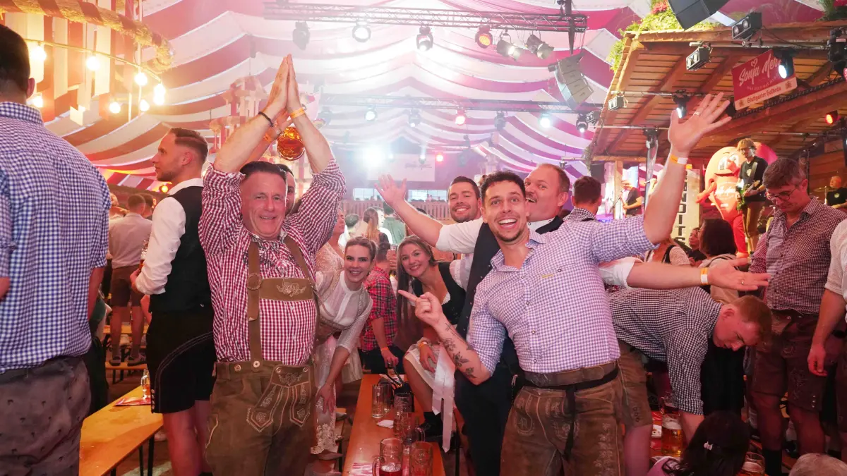 Weitere Impressionen von der Blaulicht-Party im Festzelt von Sonja Merz.