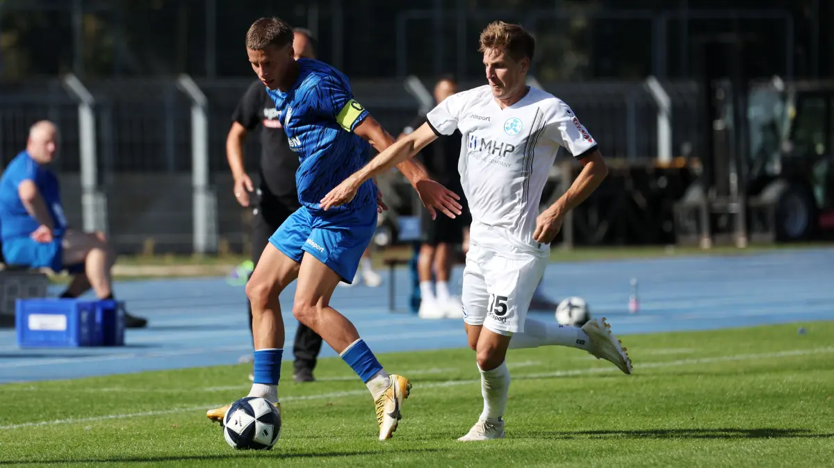 BAU // 2026.09.26, Deutschland, Heilbronn Fußball SGV Heilbronn-Freiberg vs. SV Stuttgarter Kickers, v.l. Michael Martin (Freiberg), Nico Blank (Kickers)