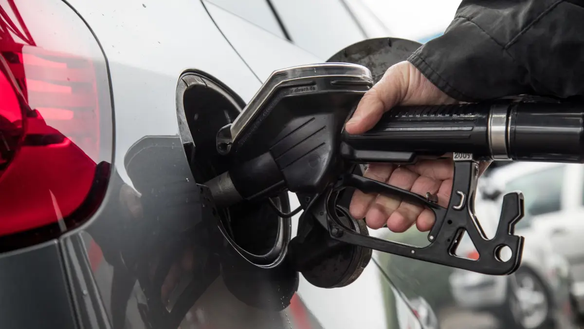 Ein Mann betankt sein Auto an der Tankstelle: Damit's an der Zapfsäule nicht ganz so weh tut: Mit Apps, Timing und Fahrstil lässt sich beim Sprit etwas sparen. (zu dpa: «Teurer Sprit: Fünf Tipps, wie Autofahrer sparen»)
