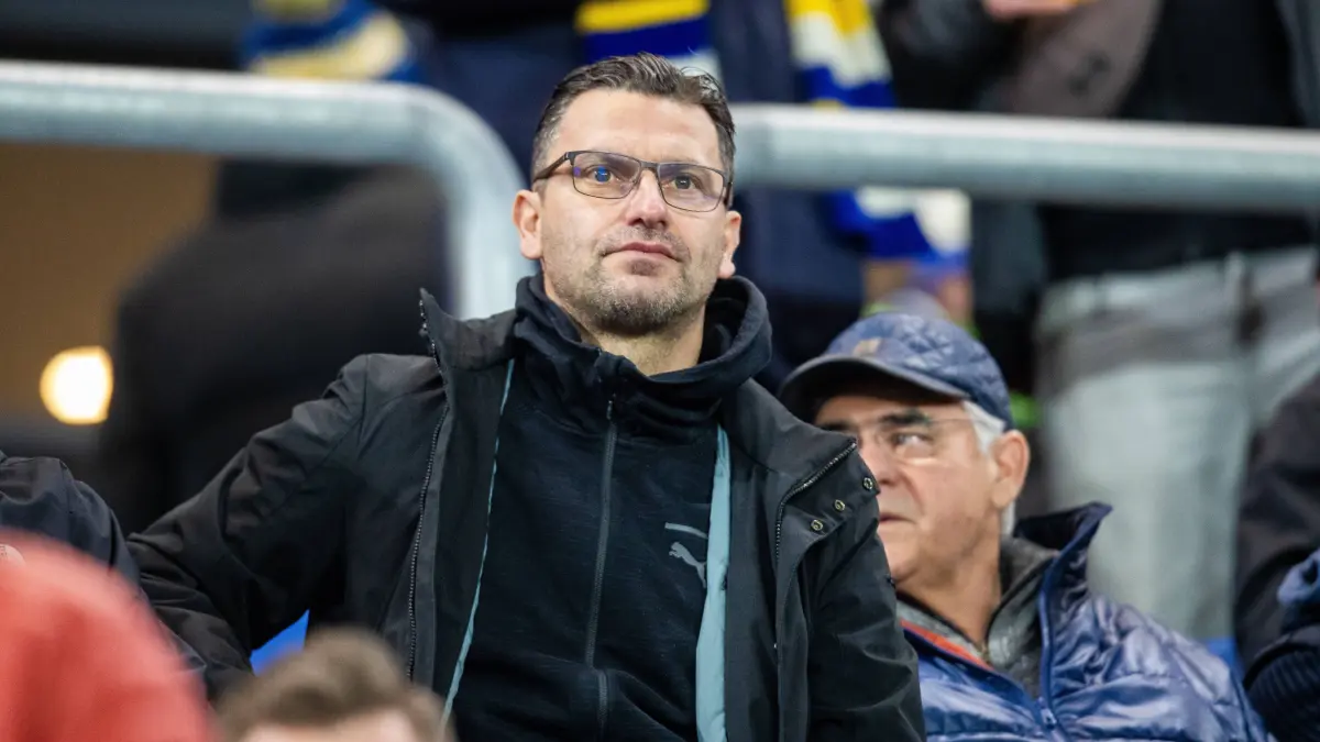 Jena , 280225, Fussball Regionalliga , FC Carl-Zeiss Jena gegenVSG Altglienicke Berrlin im Bild: Miroslav Jagatic auf der Tribüne *** Jena , 280225, Soccer Regionalliga , FC Carl Zeiss Jena vs VSG Altglienicke Berrlin in the picture Miroslav Jagatic in the stands