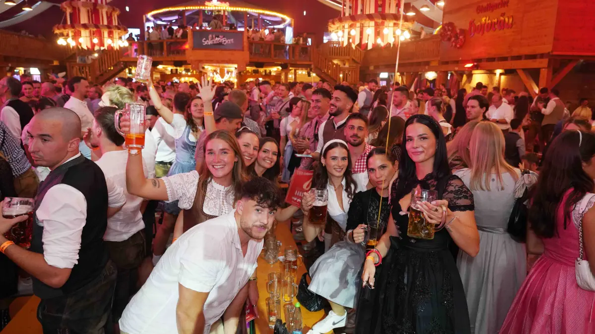 Weitere Impressionen von der Blaulicht-Party im Festzelt von Sonja Merz.