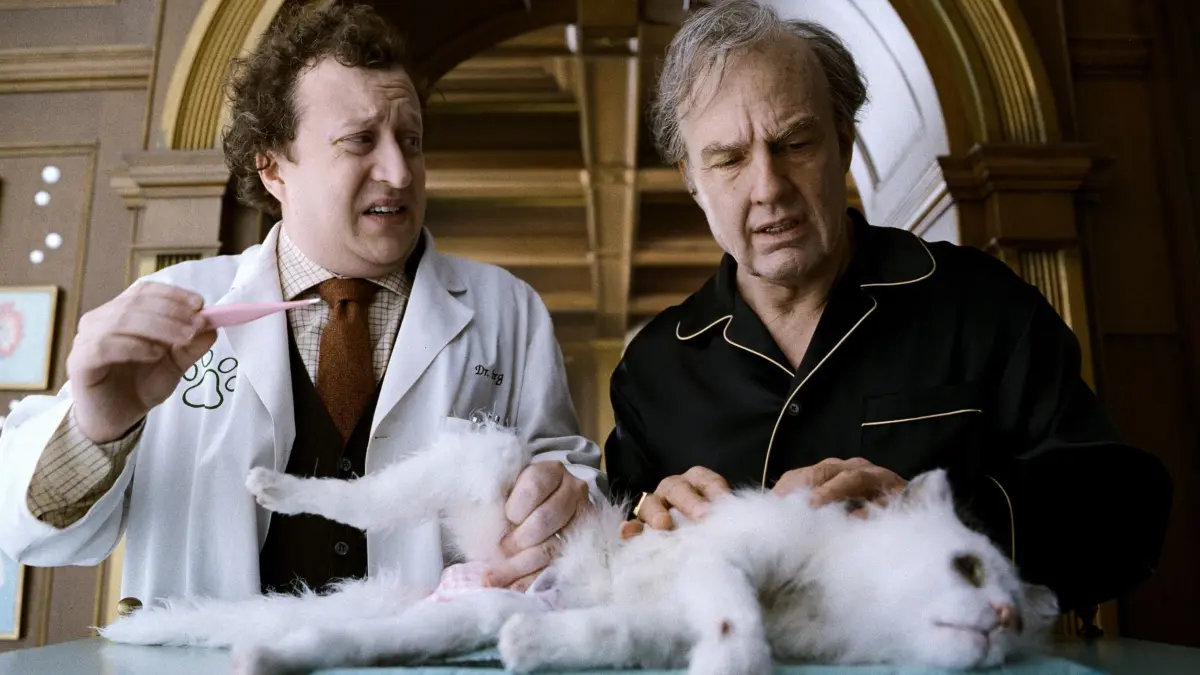 Kinostart - „Digger“: Ross Hatt (l) als Dr. Berg, Tom Cruise als Rockwell und Maggie The Cat in einer Szene des Films «Digger» (undatierte Filmszene). Der Film kommt am 01.10.2026 in die deutschen Kinos. (zu dpa: «Geht Tom Cruise als Ölbaron in «Digger» auf Oscar-Mission?»)