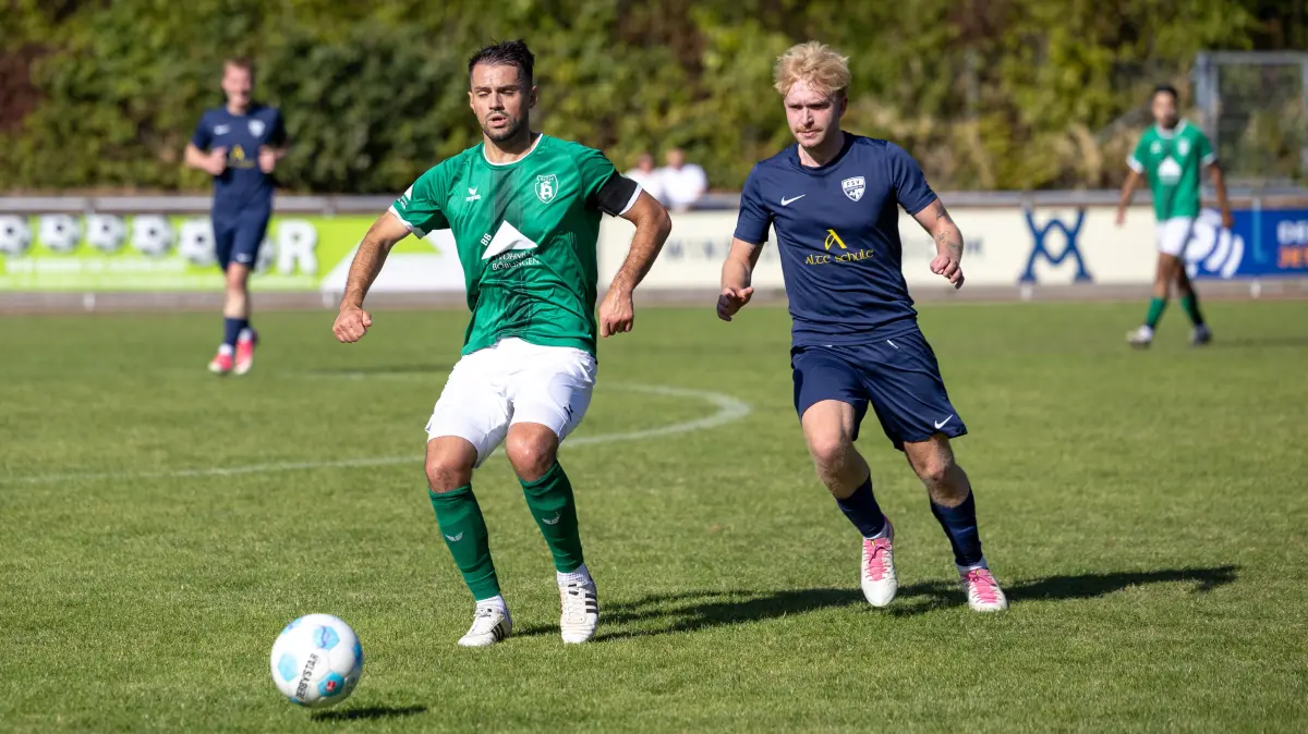 SPVgg Holzgerlingen - FSV Waldebene Stuttgart Ost, Fussball, Herren, Bezirksliga, 5.Spieltag, Saison 2026/2027, 27.09.2026, Genis Kastrati (SpVgg Holzgerlingen #06) und Christian Stuerner (FSV Waldebene Stuttgart Ost #10)
Foto: DROFITSCH/EIBNER